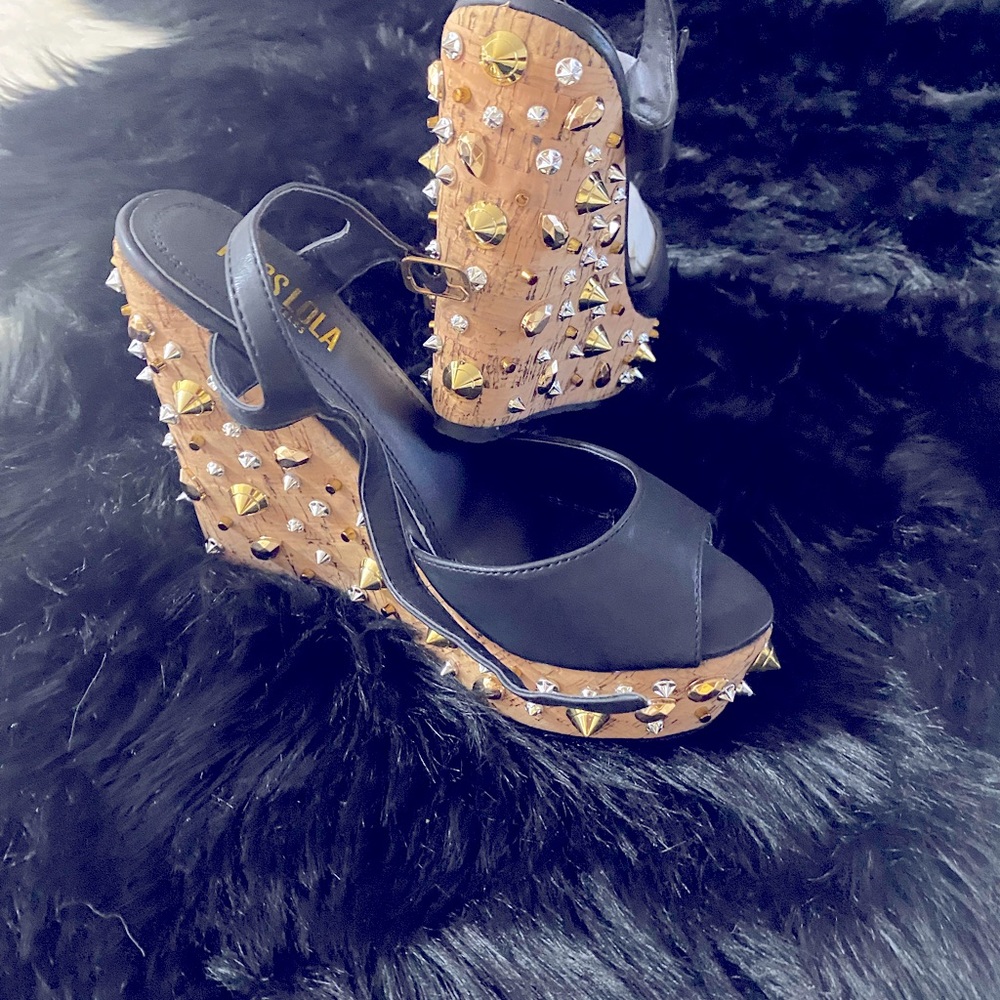 Black wedges